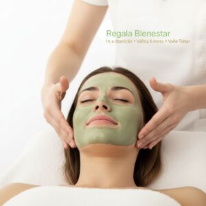 Mujer joven recibiendo limpieza facial profesional a domicilio, una experiencia de bienestar ideal como limpieza facial para regalo