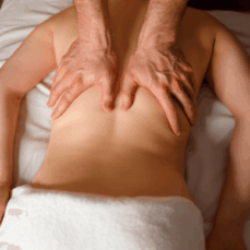 Masaje descontracturante en La Adrada aliviando tensión muscular en espalda y cuello con manos expertas, promoviendo movilidad y bienestar a domicilio