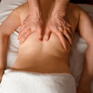 Masaje descontracturante en La Adrada aliviando tensión muscular en espalda y cuello con manos expertas, promoviendo movilidad y bienestar a domicilio