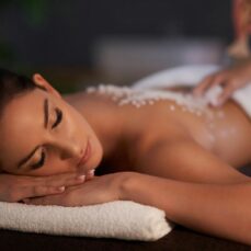 Mujer recibiendo masaje relajante en casa con exfoliación escapular en Arenas de San Pedro