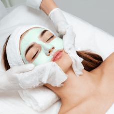 Persona recibiendo limpieza facial y masaje relajante a domicilio en el Valle del Tiétar, con camilla y ambiente tranquilo