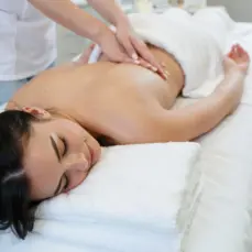 Masaje relajación integral San Martín Valdeiglesias: manos terapeuta en espalda circulación
