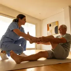 Fisioterapeuta trabajando con un paciente en casa