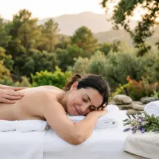 una joven mujer tomando Masaje Relajante en El Paraíso del Tiétar